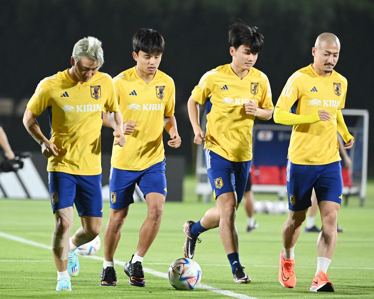 ランニングをする、左から浅野、久保、上田、前田（撮影・横山健太）