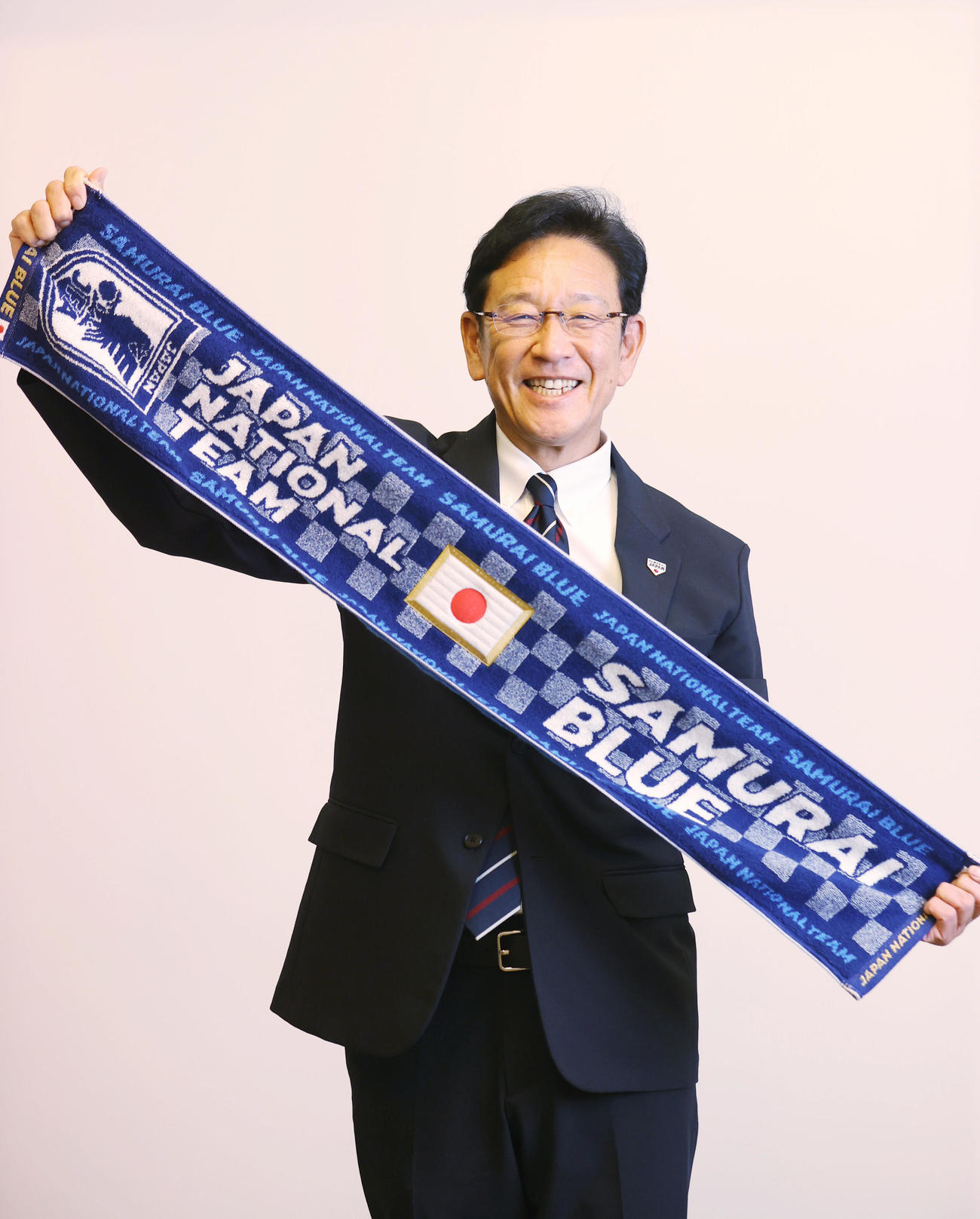 サッカー日本代表にエールを送る侍ジャパン栗山監督（撮影・狩俣裕三）