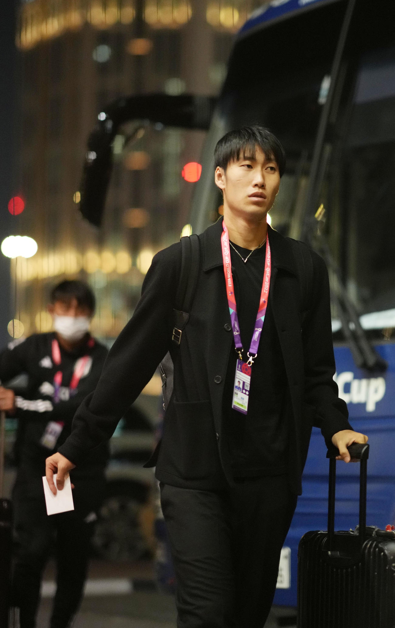14日、宿舎に到着した鎌田（撮影・横山健太）