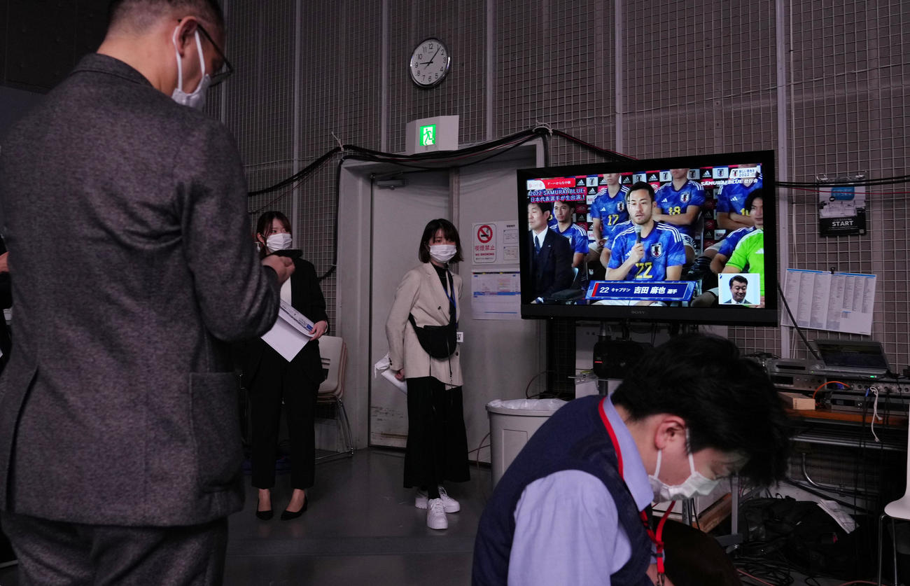 「新しい景色を　2022 SAMURAI BLUE壮行会」でカタールから中継され、スタジオ会場のモニターに映された吉田（撮影・菅敏）