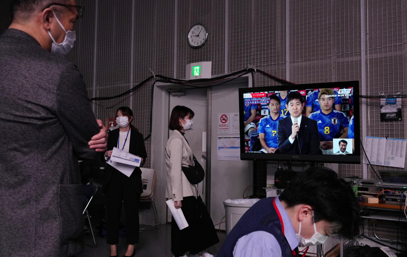 「新しい景色を　2022 SAMURAI BLUE壮行会」でカタールから中継され、スタジオ会場のモニターに映された森保監督（撮影・菅敏）
