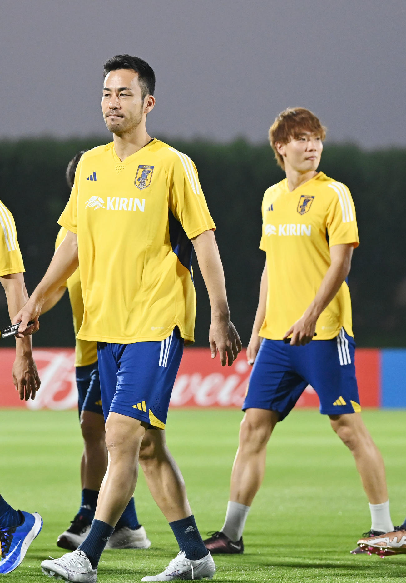 14日、練習へ向かう吉田（左）と板倉（撮影・横山健太）