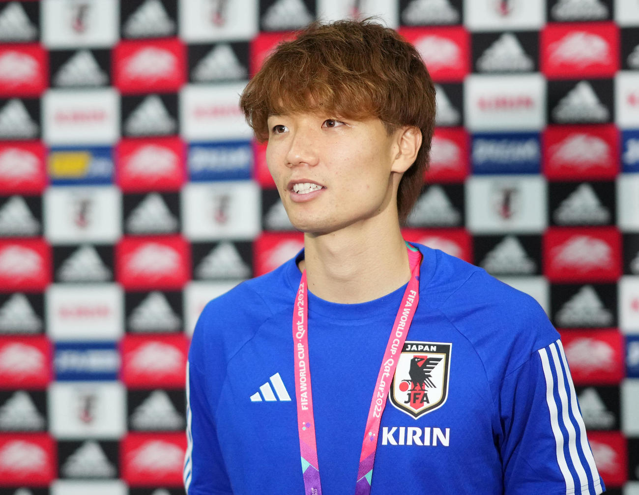 14日、練習を終え取材に応じる板倉（撮影・横山健太）