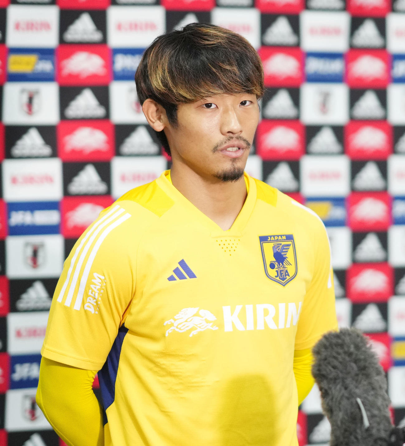 練習を終え取材に応じる守田（撮影・横山健太）