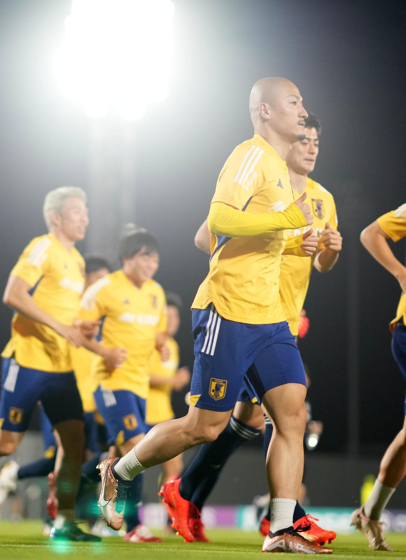 ランニングをする前田（手前）（撮影・横山健太）