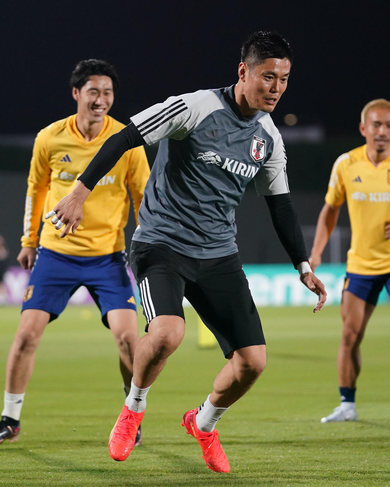 ボール回しで軽快な動きを見せるGK川島（撮影・横山健太）