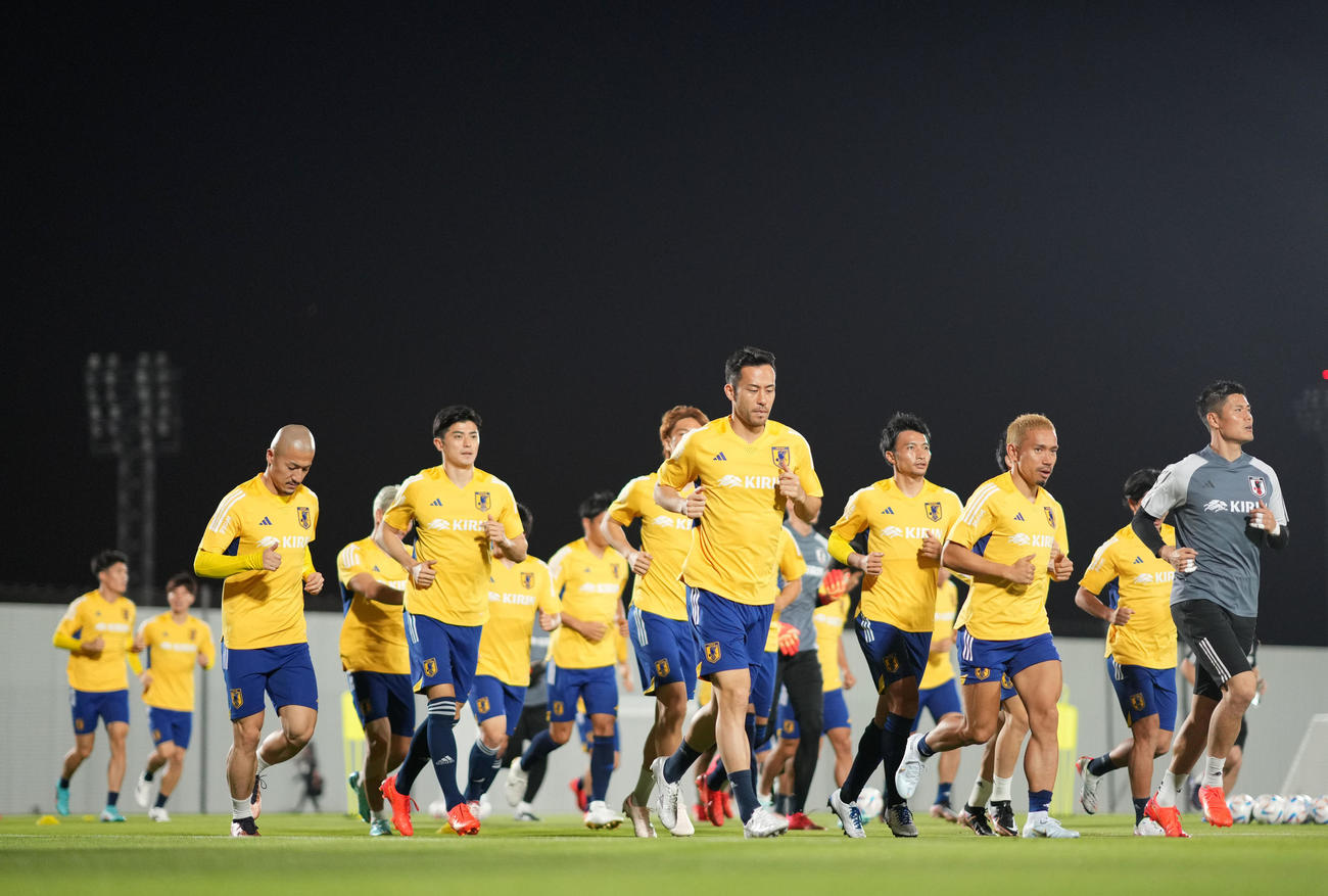 ランニングをする日本代表イレブン（撮影・横山健太）