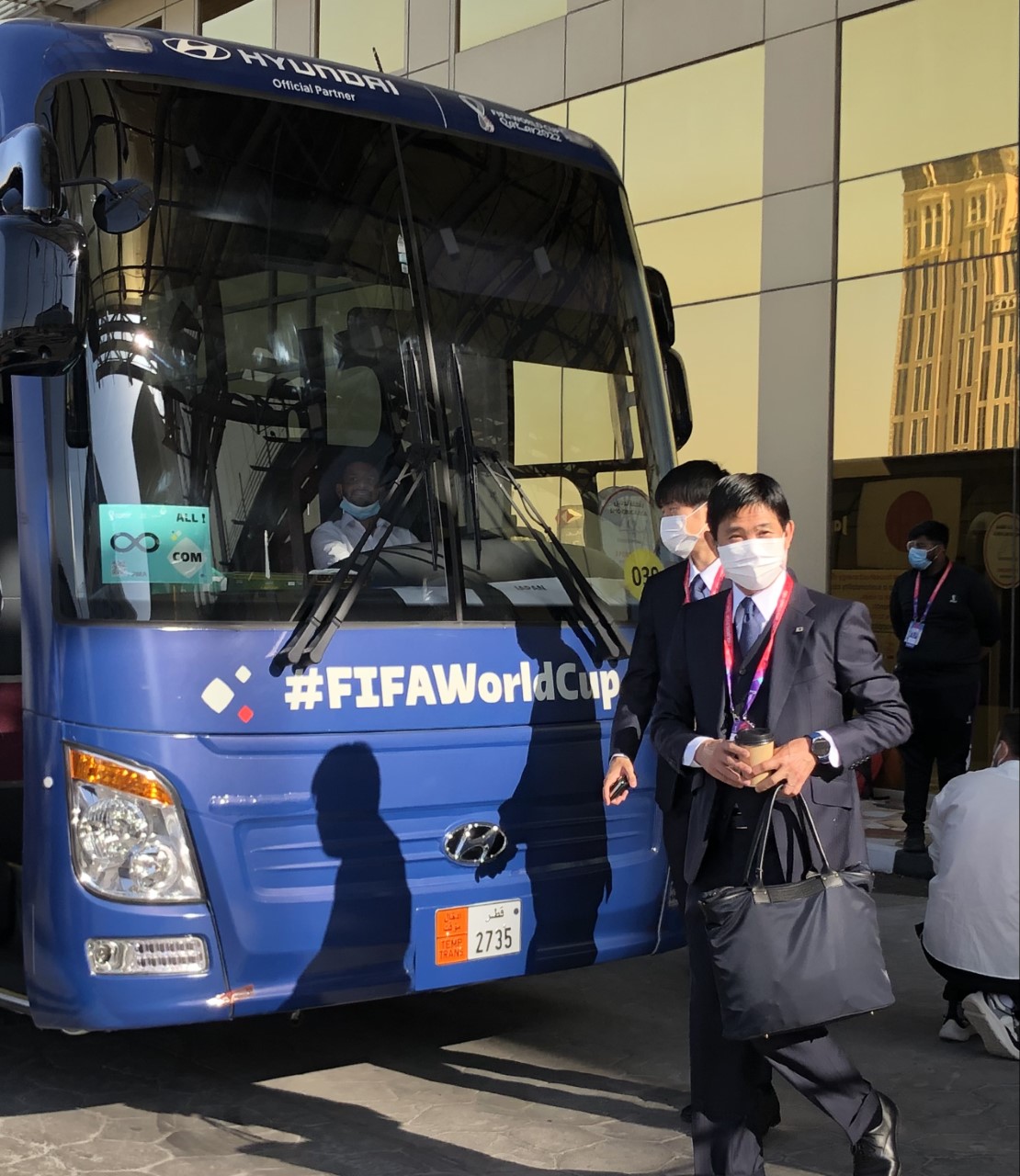 W杯前最後の実戦となるカナダ戦が行われるUAE・ドバイに向けて出発したサッカー日本代表の森保一監督（撮影・磯綾乃）2022年11月16日、カタール・ドーハ