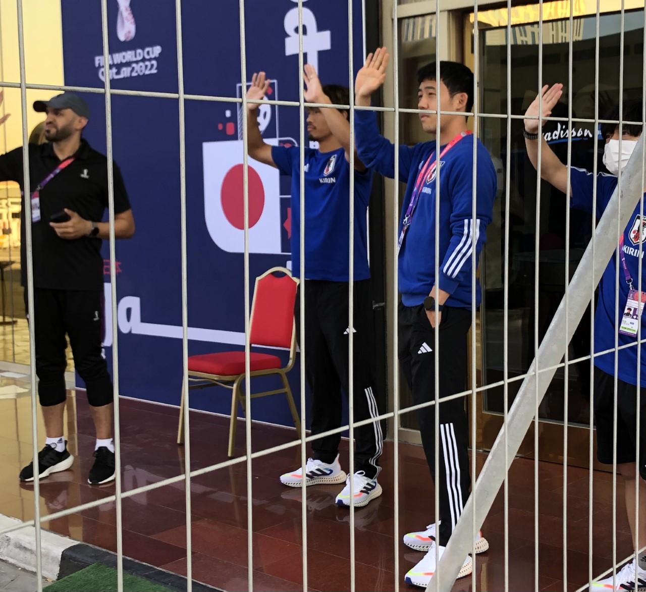 カナダ戦が行われるUAE・ドバイに向けて出発するサッカー日本代表を見送る、残留組のMF遠藤（手前）とMF守田（撮影・磯綾乃）