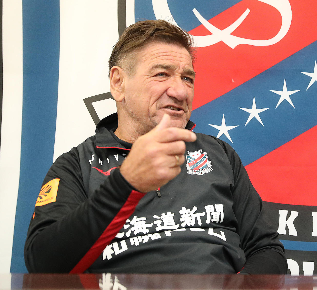 W杯や日本代表の森保監督に関しての取材に応じる札幌ペトロビッチ監督（撮影・佐藤翔太）