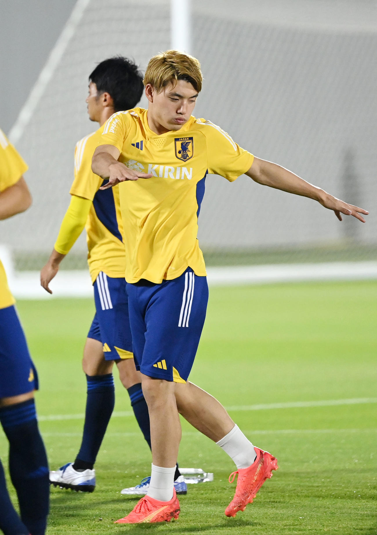 トレーニングをする堂安（撮影・横山健太）