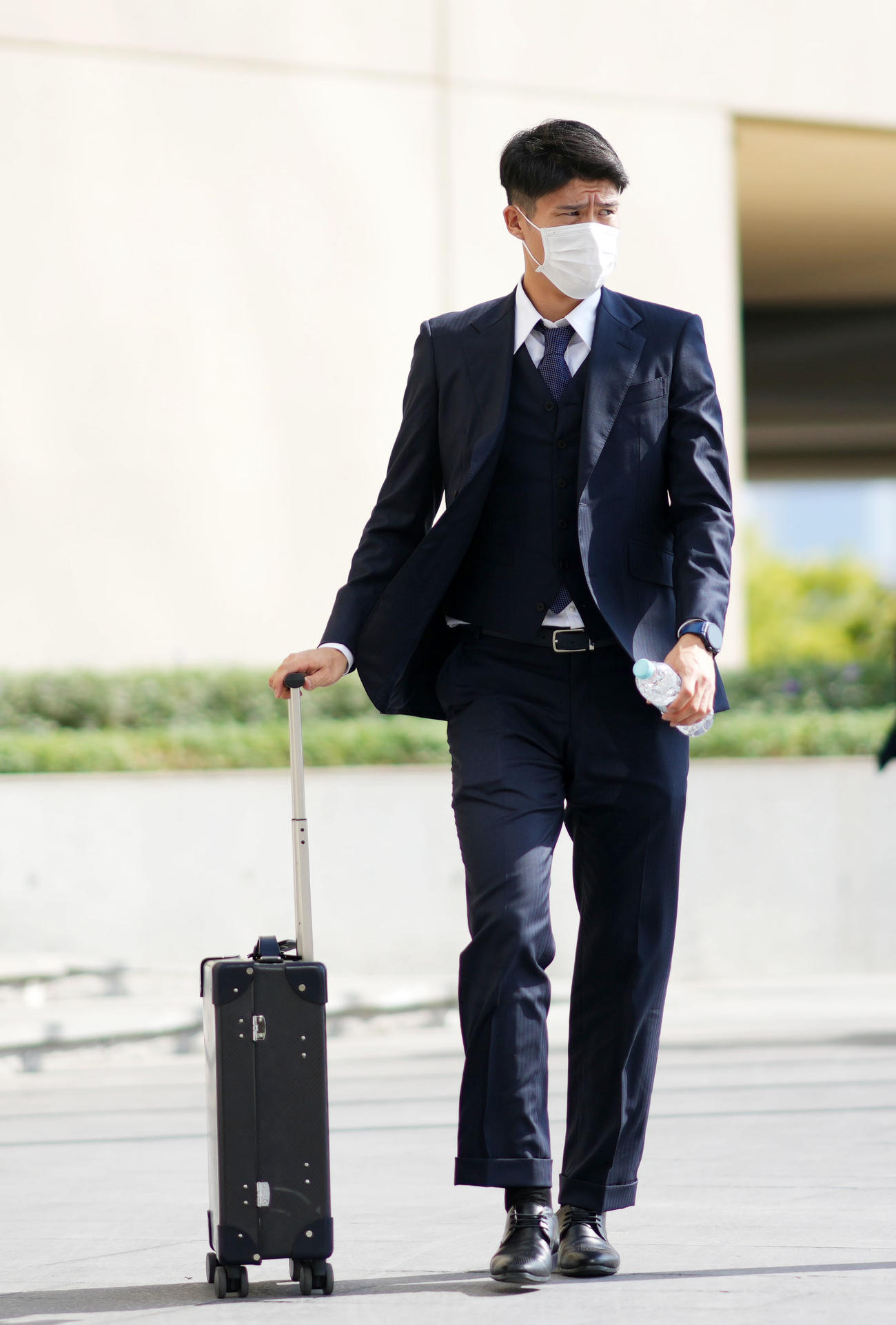ドバイの宿舎に到着した冨安（撮影・横山健太）