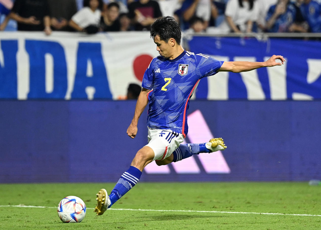 日本対カナダ　後半、山根はシュートを放つもポストに阻まれてゴールならず（撮影・横山健太）
