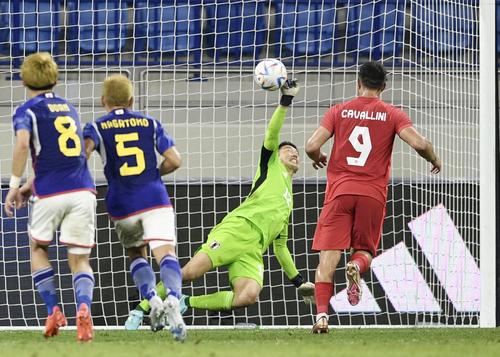 日本対カナダ 試合終了間際、カナダのカバリーニ(右)に決勝のPKを決められるGK権田(共同)