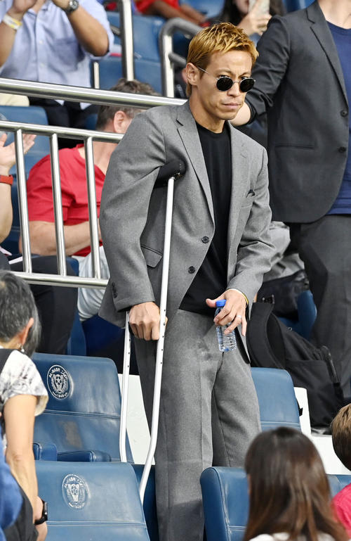 日本-カナダ戦を松葉づえ姿で観戦に訪れた本田圭佑(撮影・横山健太)