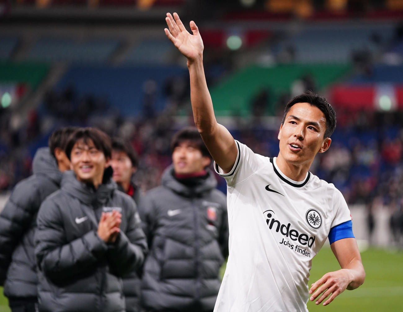 浦和対フランクフルト　試合後、浦和の選手らと場内一周をするフランクフルト長谷部（撮影・狩俣裕三）