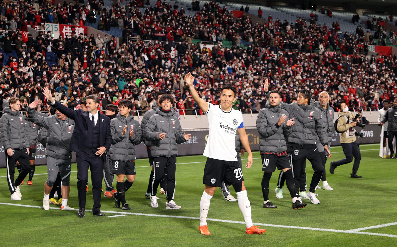 浦和対フランクフルト　試合後、場内一周をするフランクフルト長谷部ら選手たち（撮影・狩俣裕三）