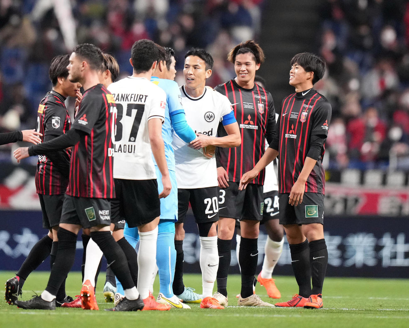 浦和対フランクフルト　試合後、浦和の選手たちと健闘をたたえ合うフランクフルト長谷部（中央）（撮影・狩俣裕三）