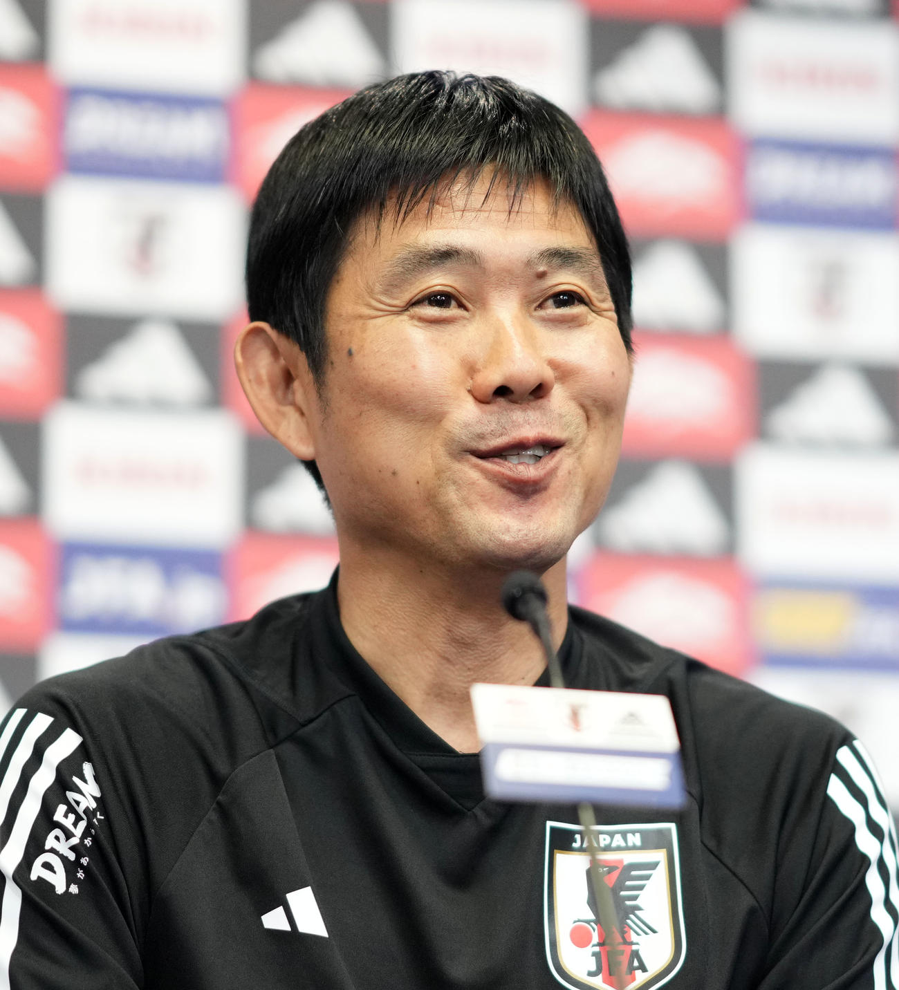 カナダ戦前の公式会見で笑顔を見せる森保監督（撮影・横山健太）