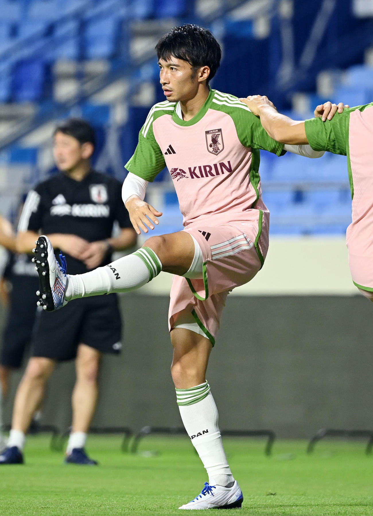 ストレッチをする柴崎（撮影・横山健太）
