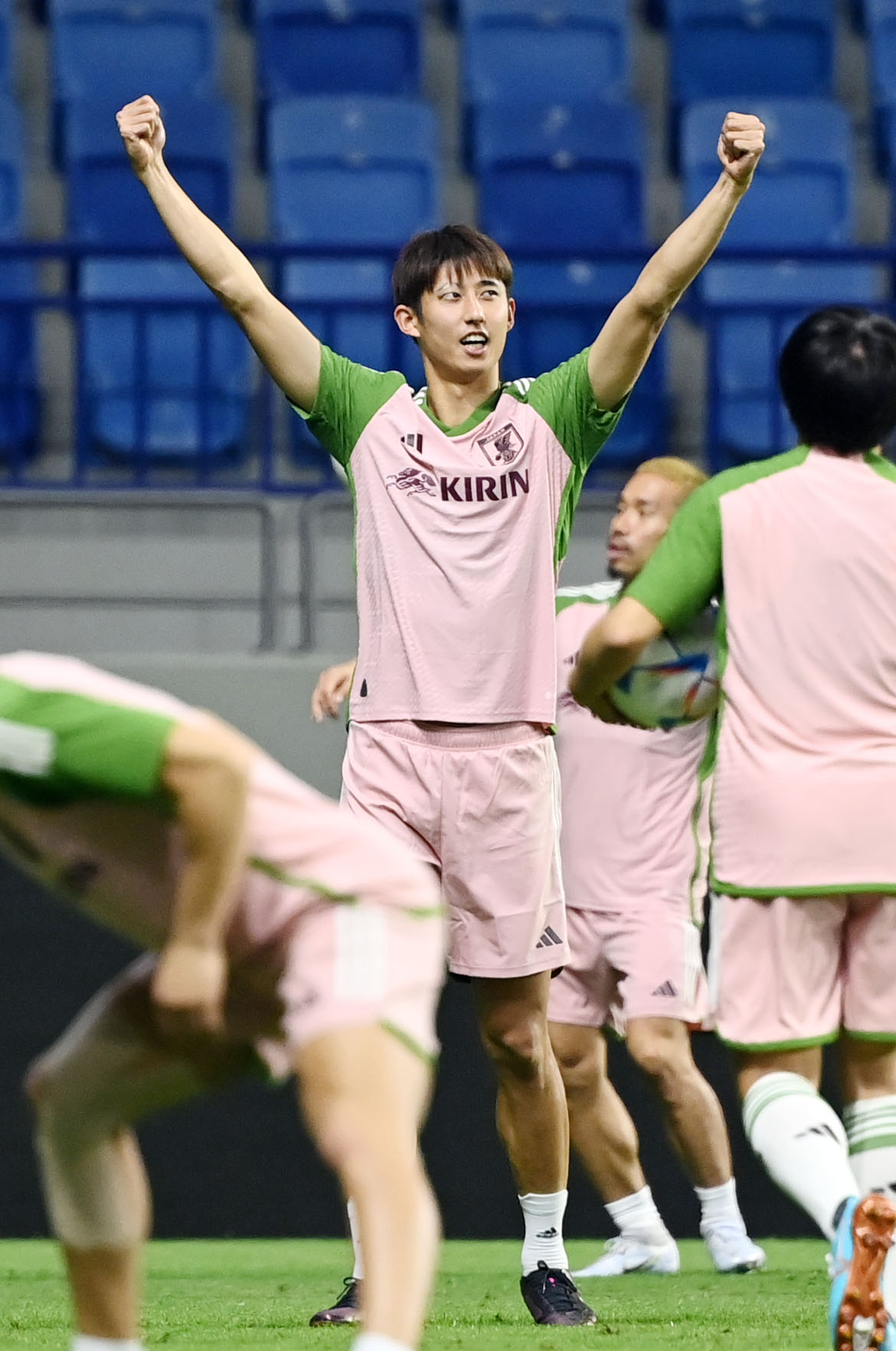 ガッツポーズする伊藤（撮影・横山健太）