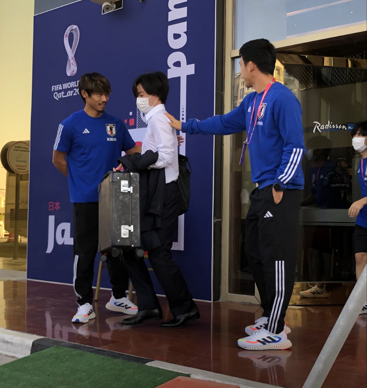 カナダ戦が行われるUAE・ドバイに向けて出発するサッカー日本代表を見送る、残留組の遠藤（手前）と守田（奥）。中央は南野（撮影・磯綾乃）