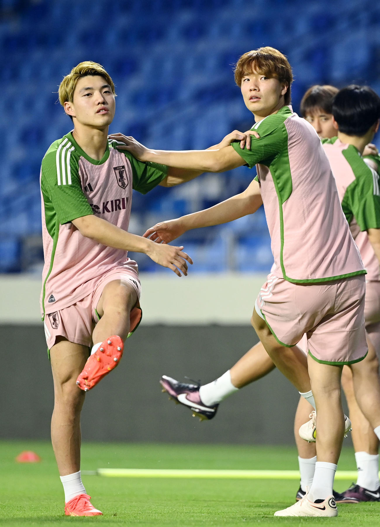 ストレッチをする堂安（左）と板倉（撮影・横山健太）