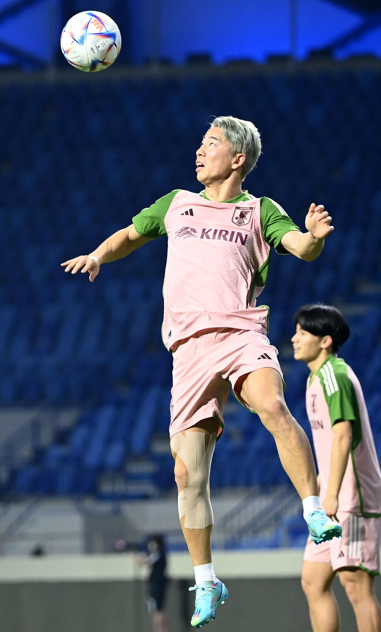 ヘディング練習をする浅野（撮影・横山健太）