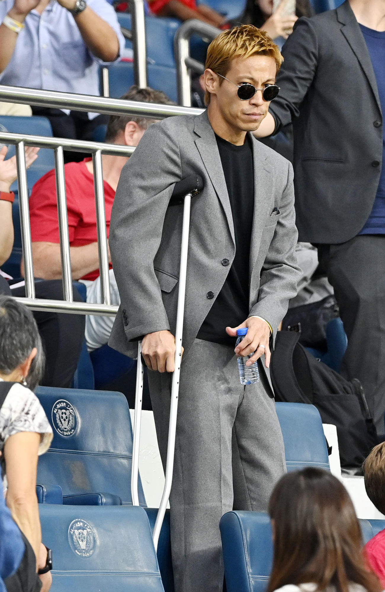 日本－カナダ戦を松葉づえ姿で観戦に訪れた本田圭佑（撮影・横山健太）