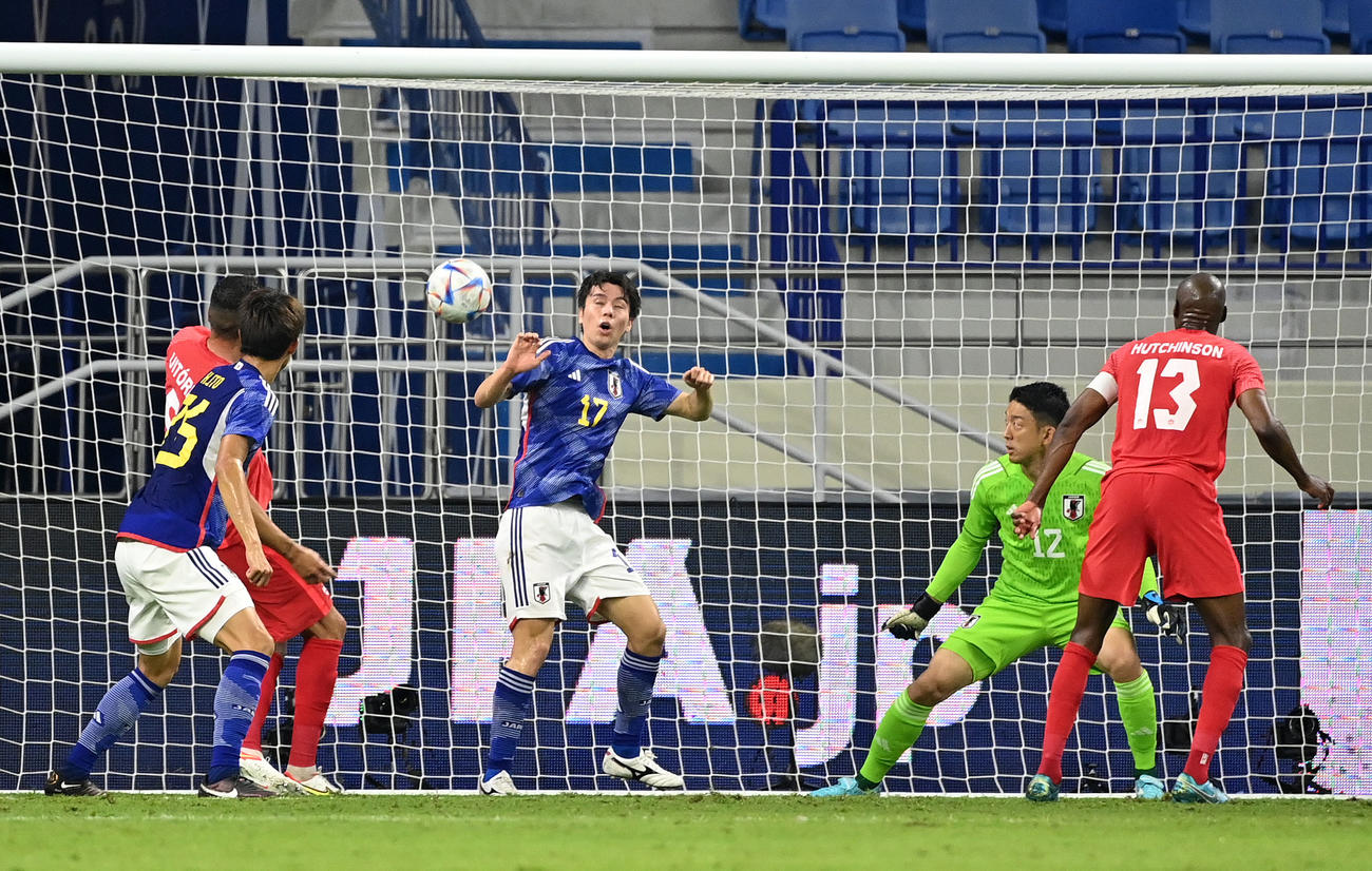 日本対カナダ　前半、失点するGK権田（右から2人目）ら日本守備陣（撮影・横山健太）