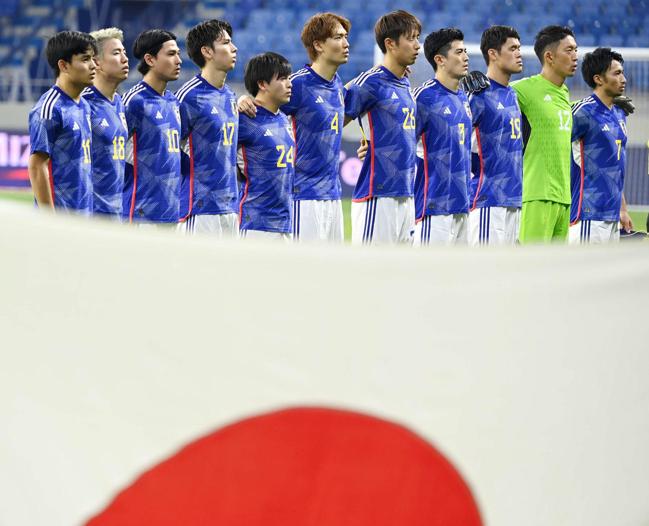 日本対カナダ　試合前、肩を組んで君が代斉唱する板倉（中央）ら選手たち（撮影・横山健太）