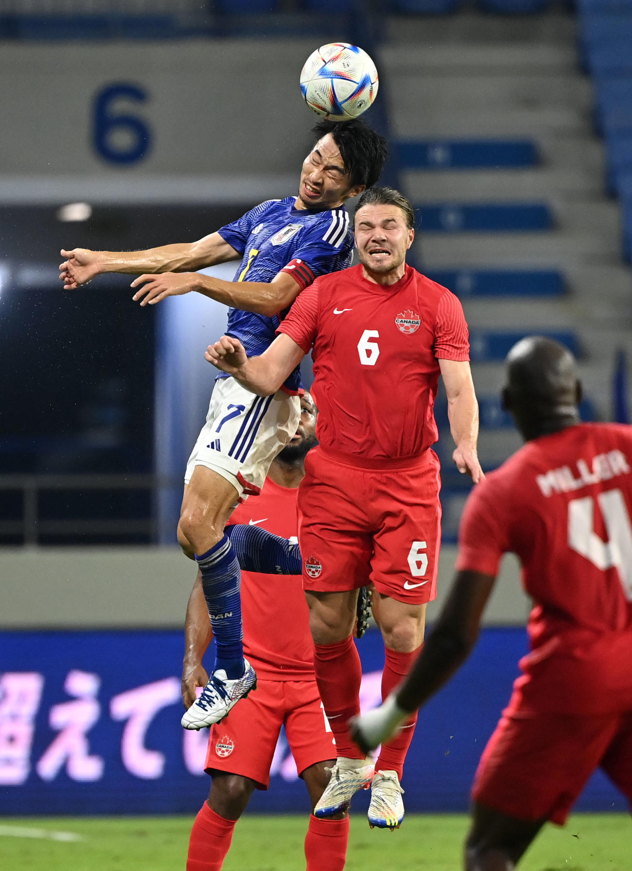 日本対カナダ　前半、空中で競り合う柴崎（左）（撮影・横山健太）