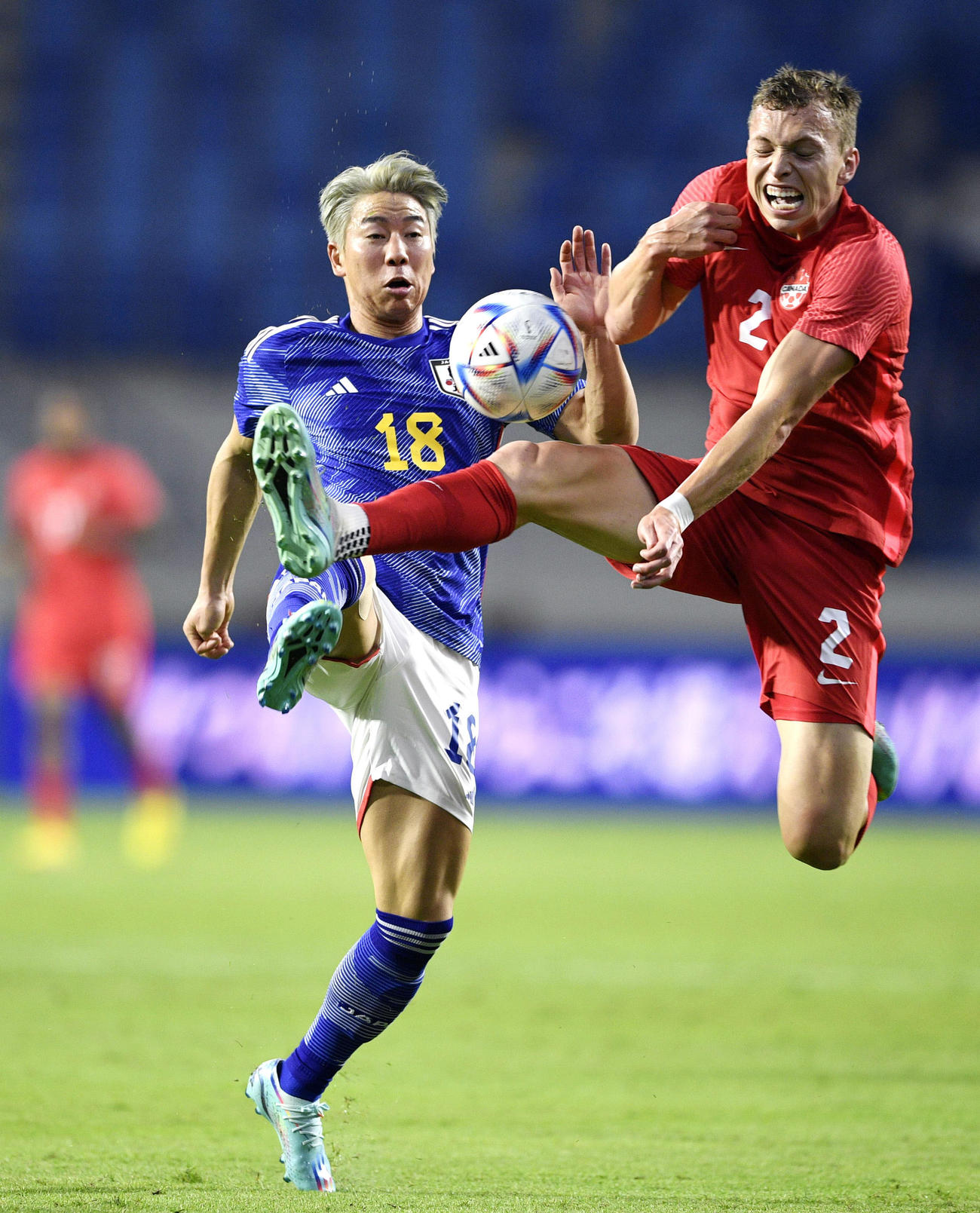 日本対カナダ　前半、激しく競り合う浅野（左）（共同）
