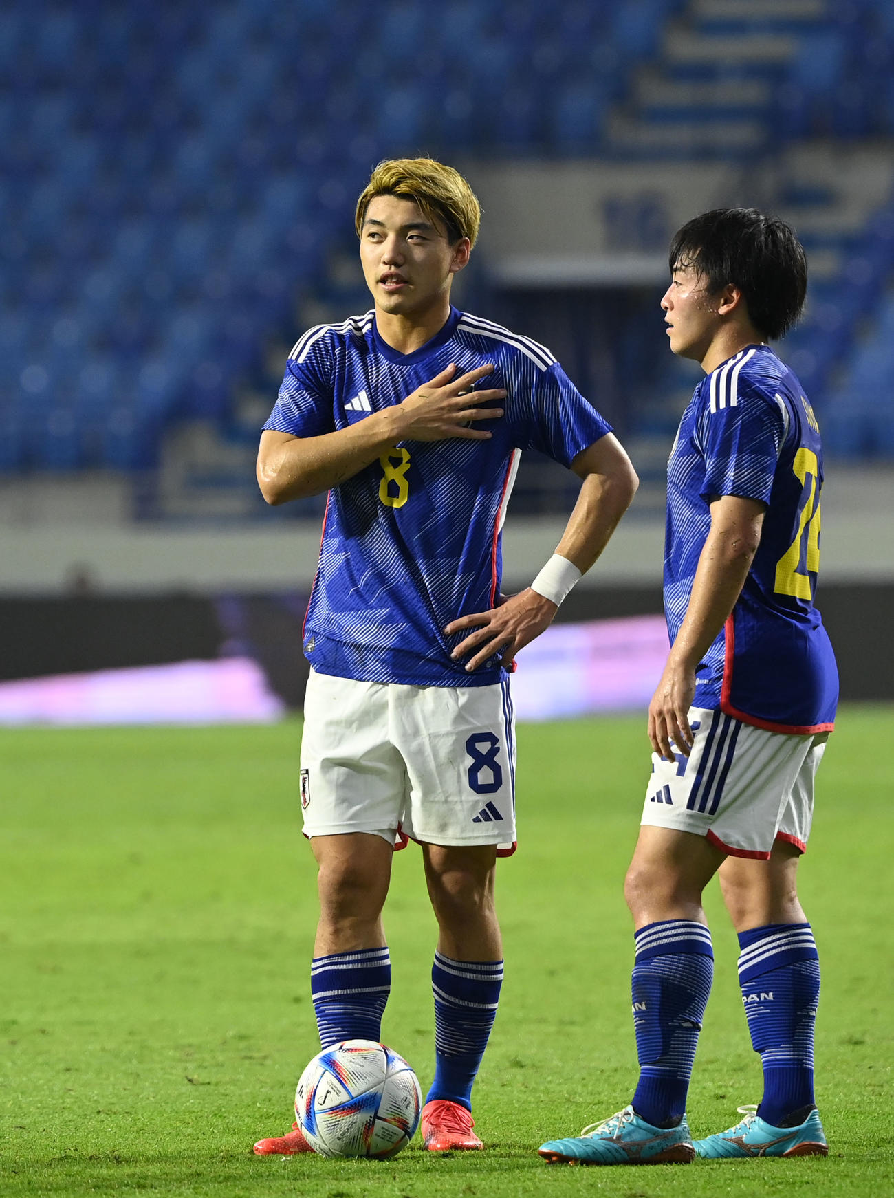 日本対カナダ　後半、フリーキックのボールを前に話す堂安（左）と相馬（撮影・横山健太）