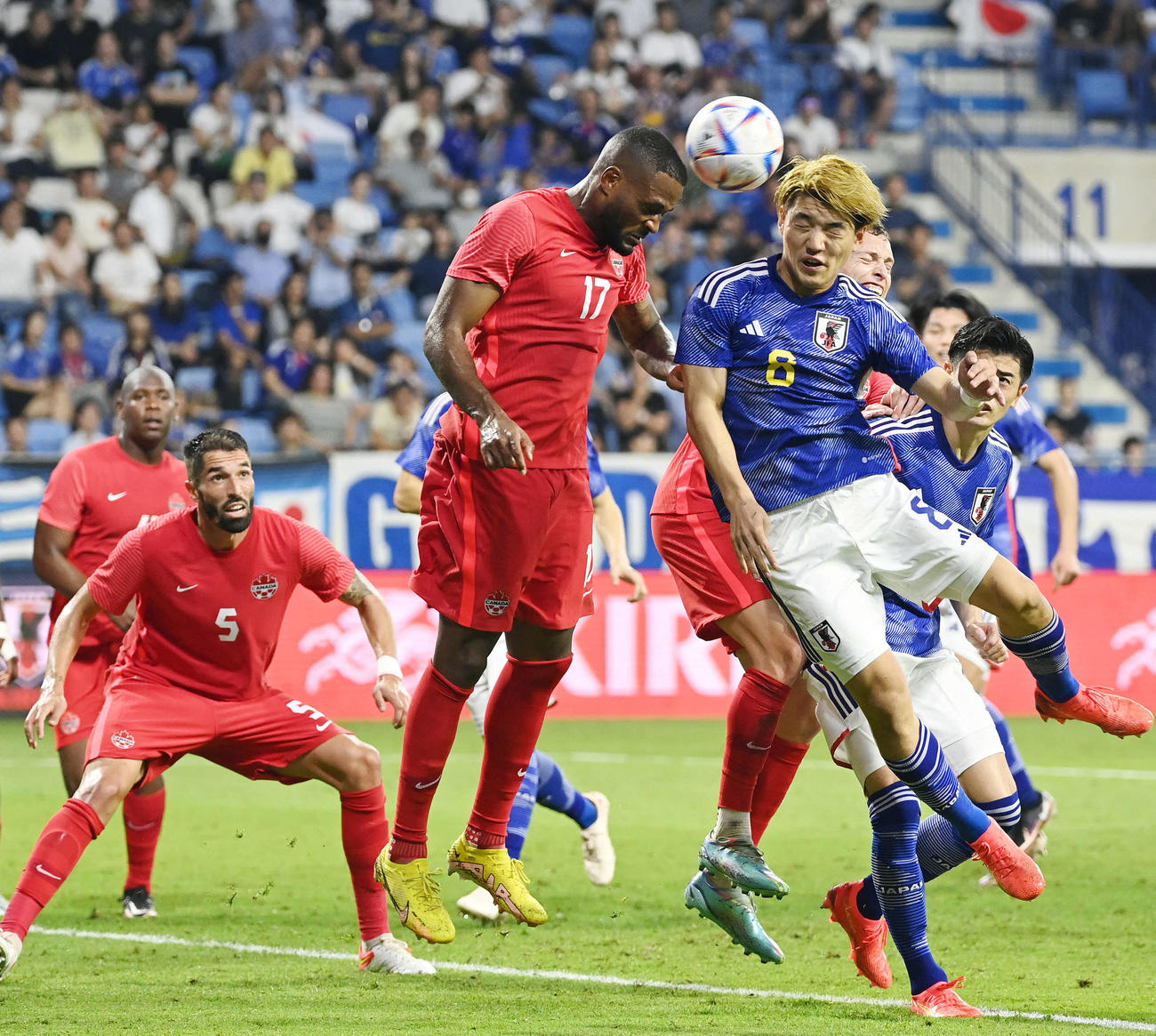 日本対カナダ　後半、競り合う堂安（撮影・横山健太）（撮影・横山健太）