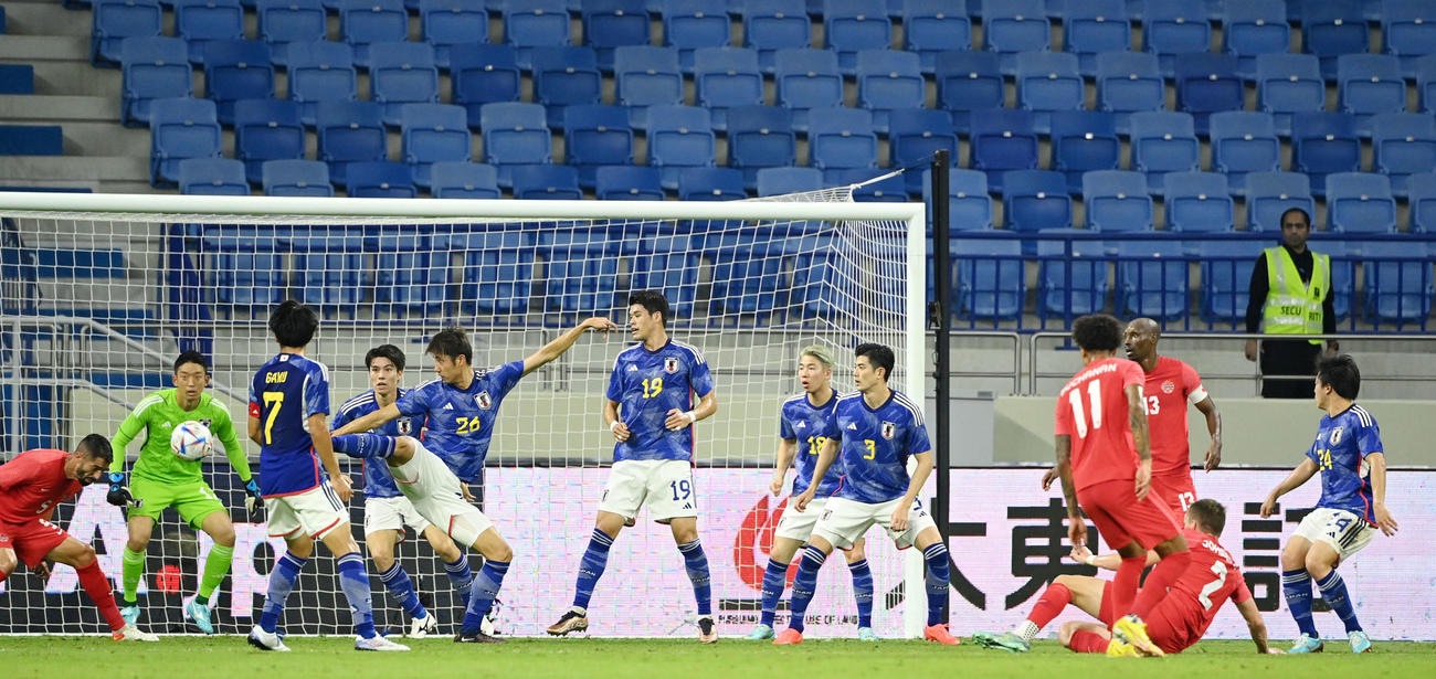 日本対カナダ　前半、懸命にゴールを守る日本の選手たち（撮影・横山健太）
