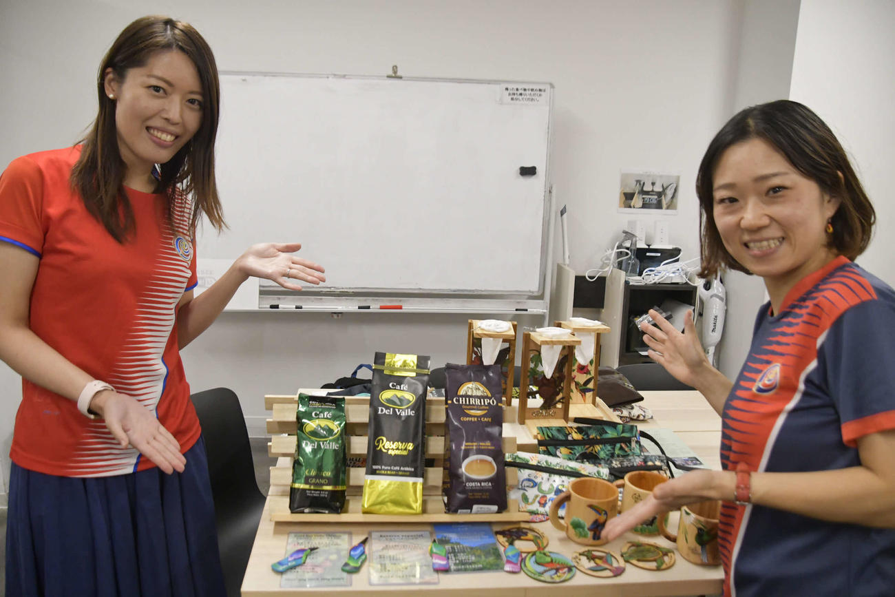 輸入・販売を手掛けるコスタリカ産のコーヒーをPRする合同会社NatuRica（ナチュリカ）の松本さん（左）と大島さん（撮影・平山連）