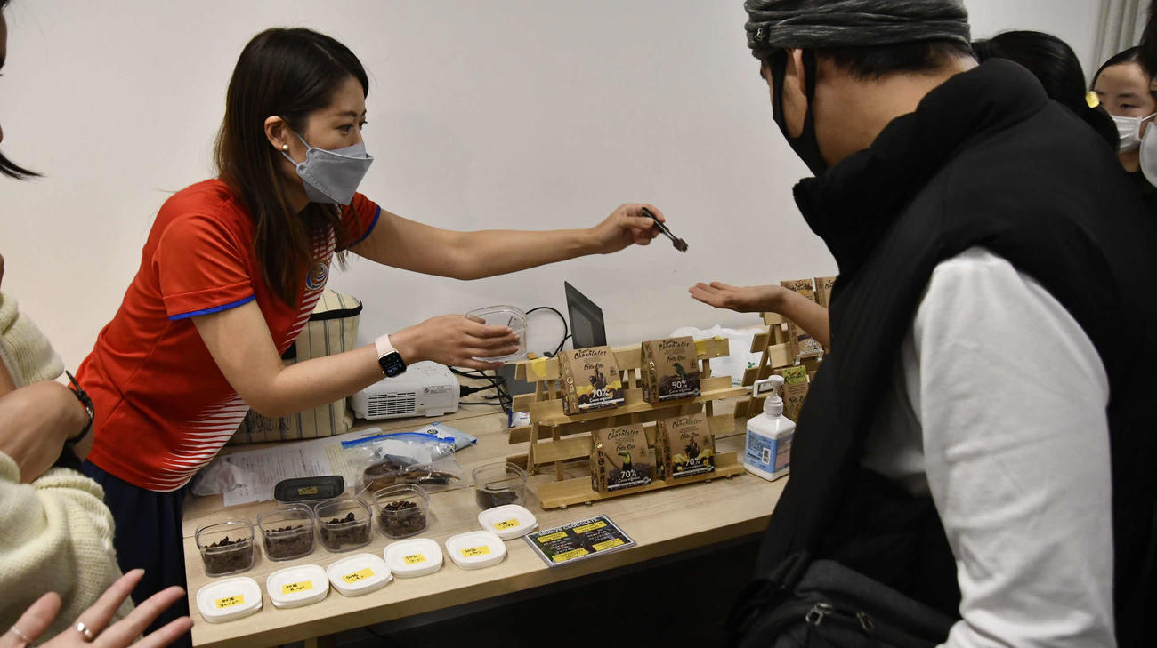 コスタリカ産のチョコレートをPRする合同会社NatuRica（ナチュリカ）の松本さん（撮影・平山連）