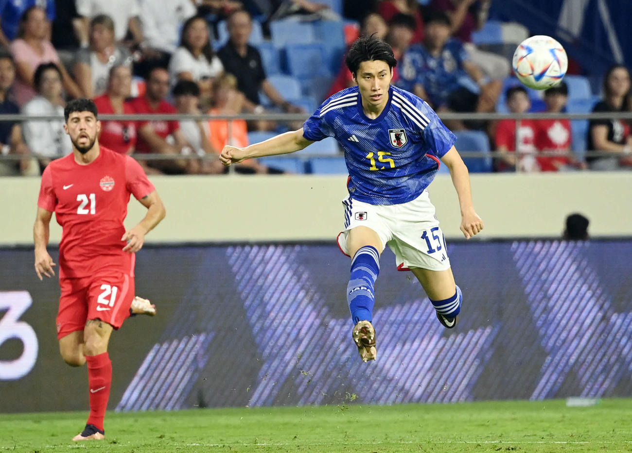 日本対カナダ　　パスを出す鎌田大地（右）（2022年11月17日撮影）