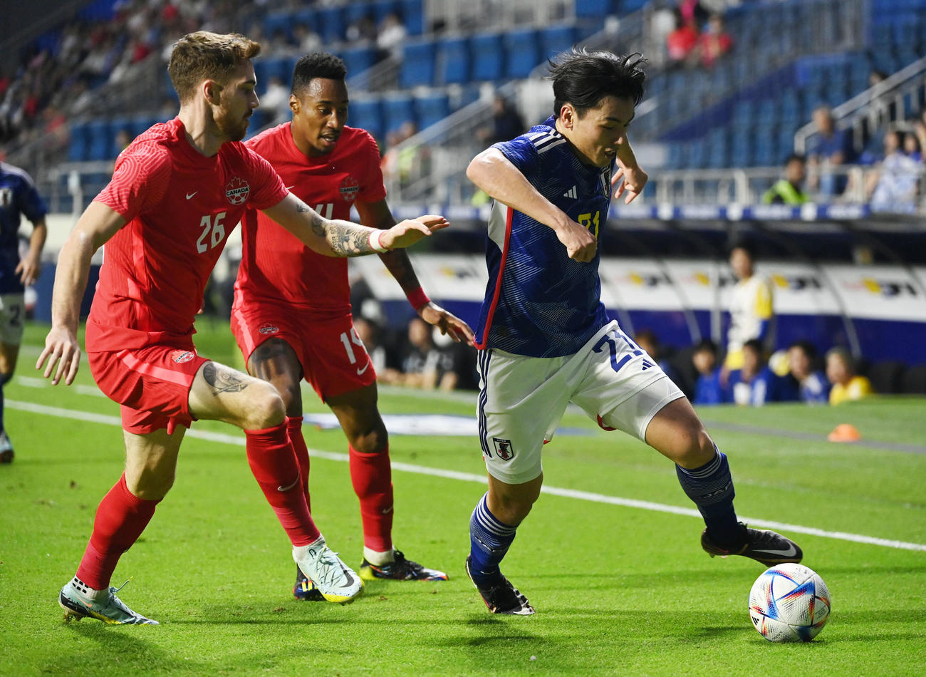 日本対カナダ　後半、ドリブルする上田綺世（右）（2022年11月17日撮影）