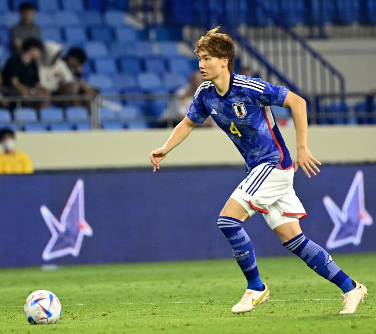 日本対カナダ　後半、ドリブルする板倉（2022年11月17日撮影）
