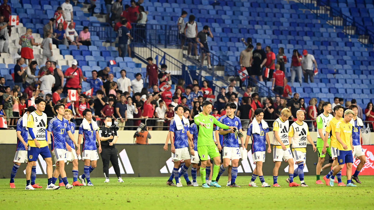 日本対カナダ　試合を終え引き揚げる日本代表イレブン（撮影・横山健太）