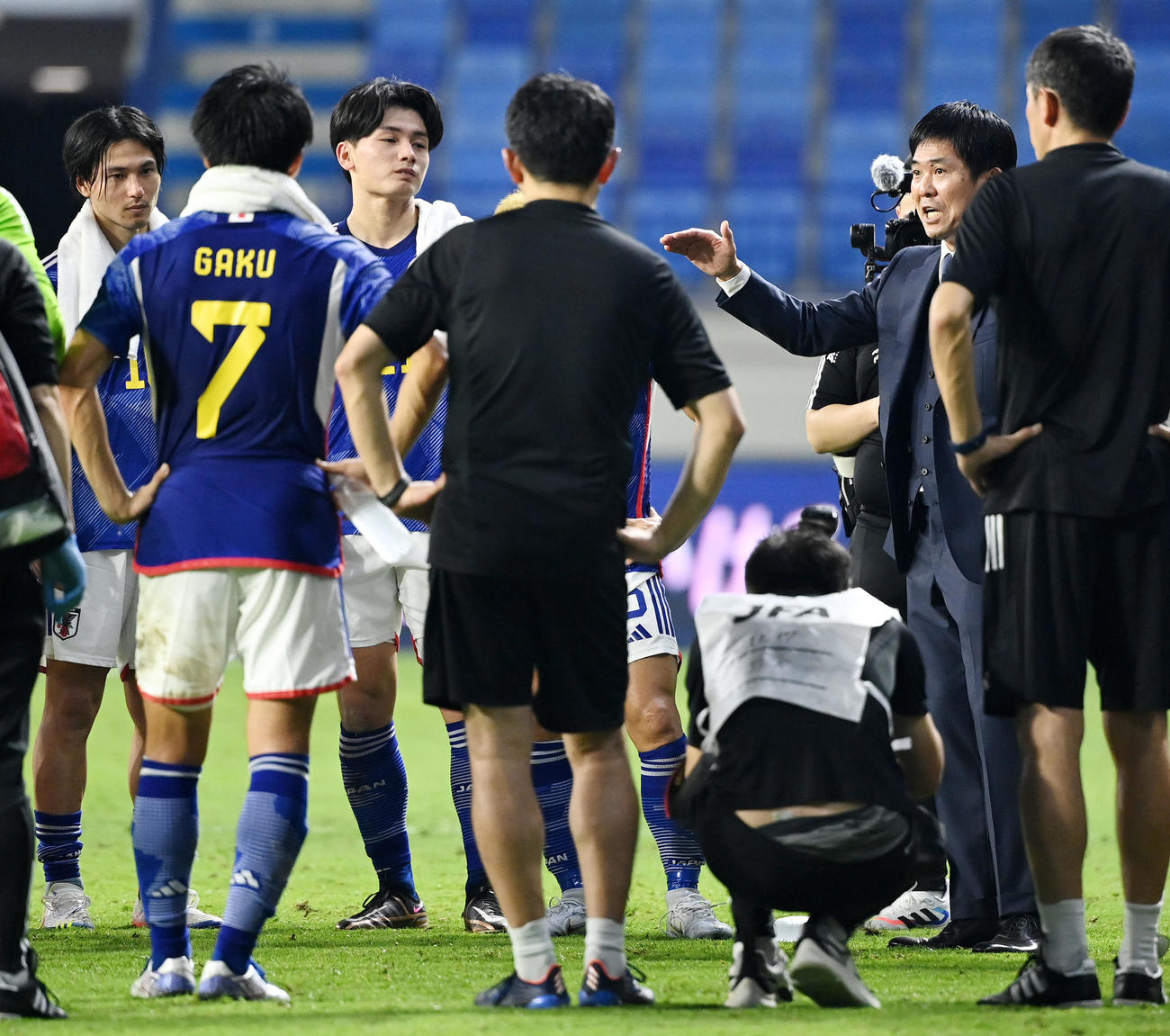 日本対カナダ　試合後、円陣を組み選手たちに声をかける森保監督（右から2人目）（撮影・横山健太）