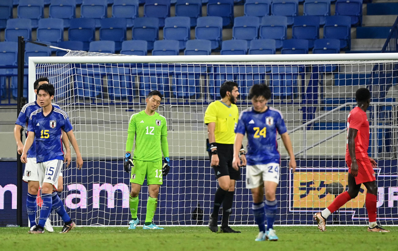 日本対カナダ　後半、PKを決められ肩を落とすGK権田（中央）（2022年11月17日撮影）