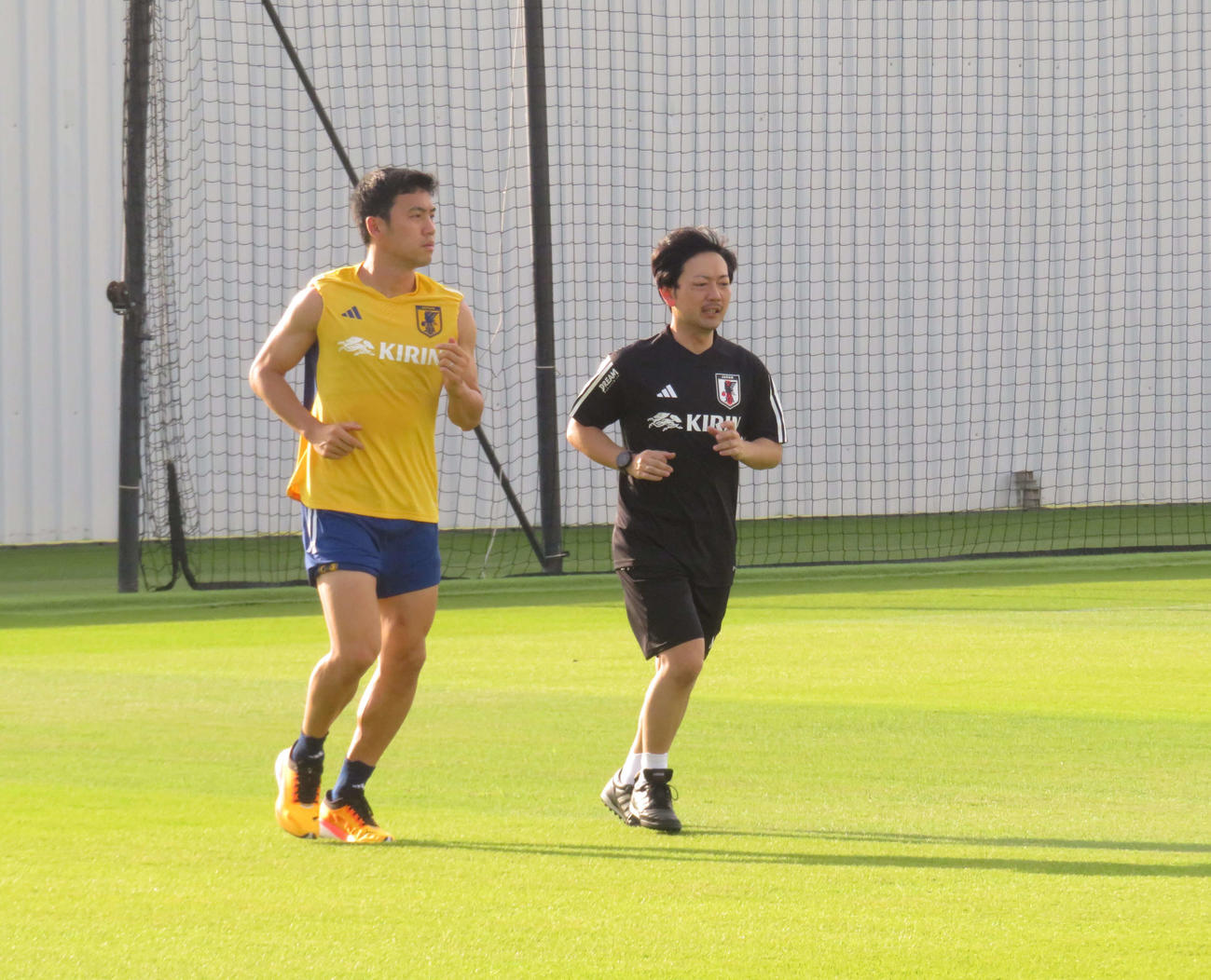 17日、ドーハに残留しトレーニングを行う遠藤（左）