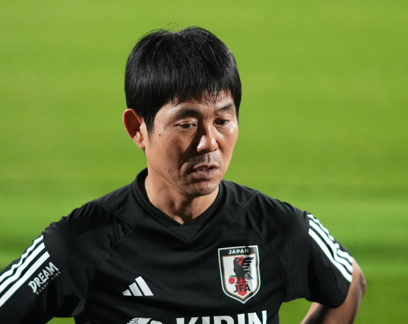 記者に囲まれ取材に応じる森保監督（撮影・横山健太）