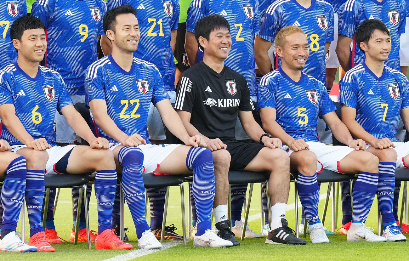 練習前の集合写真で笑顔を見せる、左から遠藤、吉田、森保監督、長友、柴崎（撮影・江口和貴）