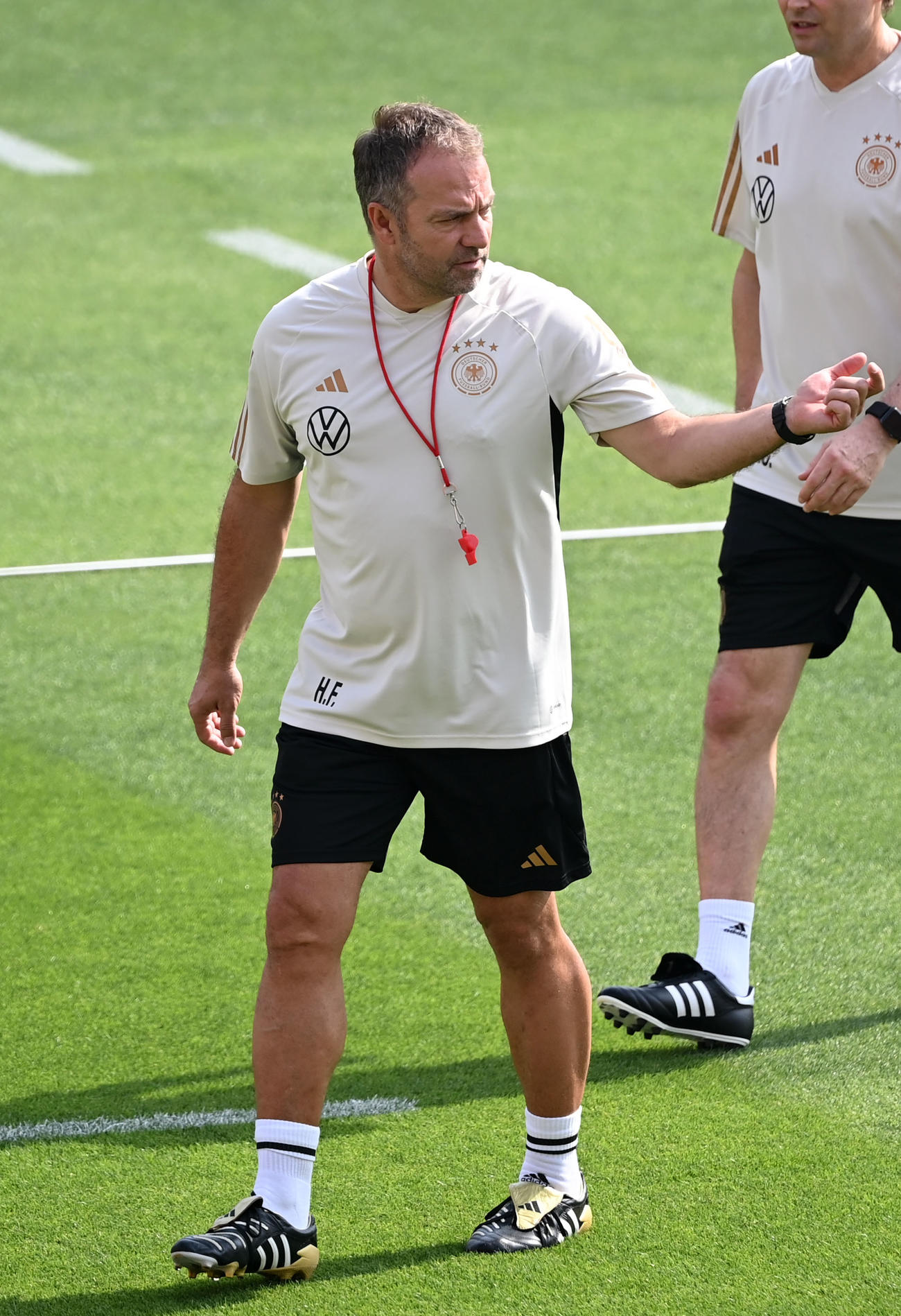 指示を出すドイツ代表のフリック監督（撮影・横山健太）