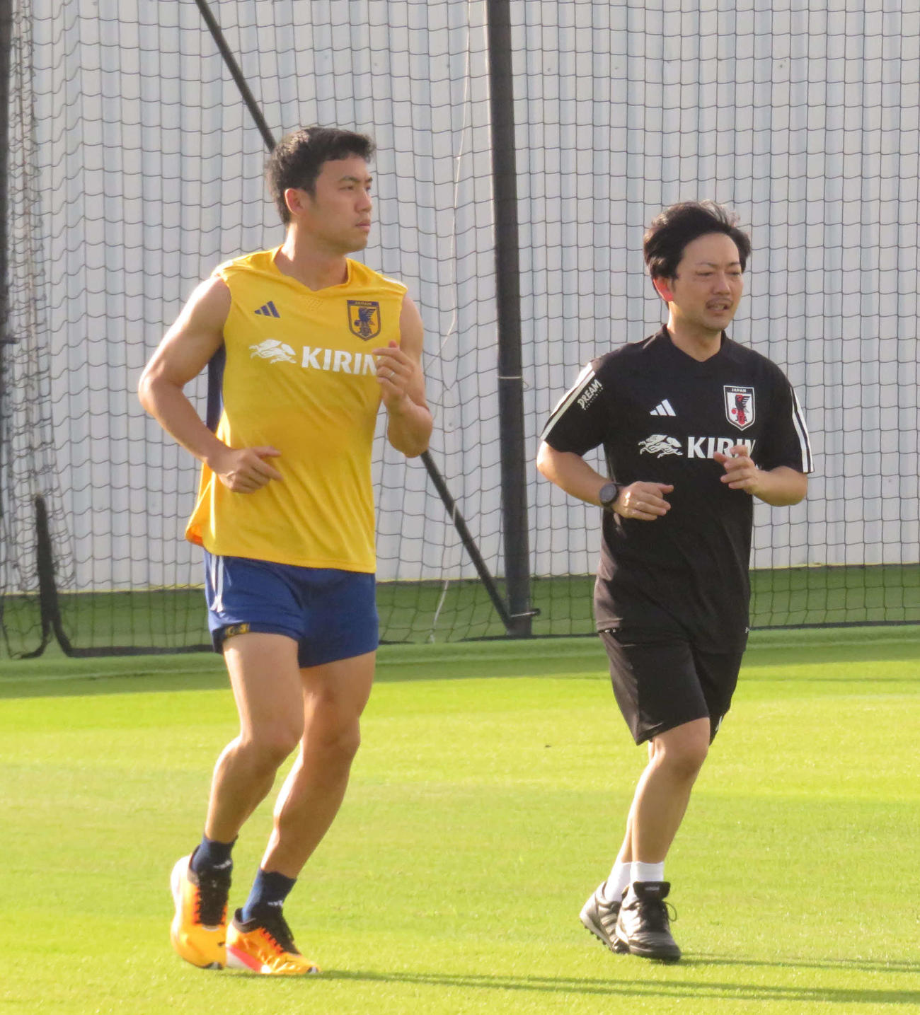 17日、ドーハに残留しトレーニングを行う遠藤（左）