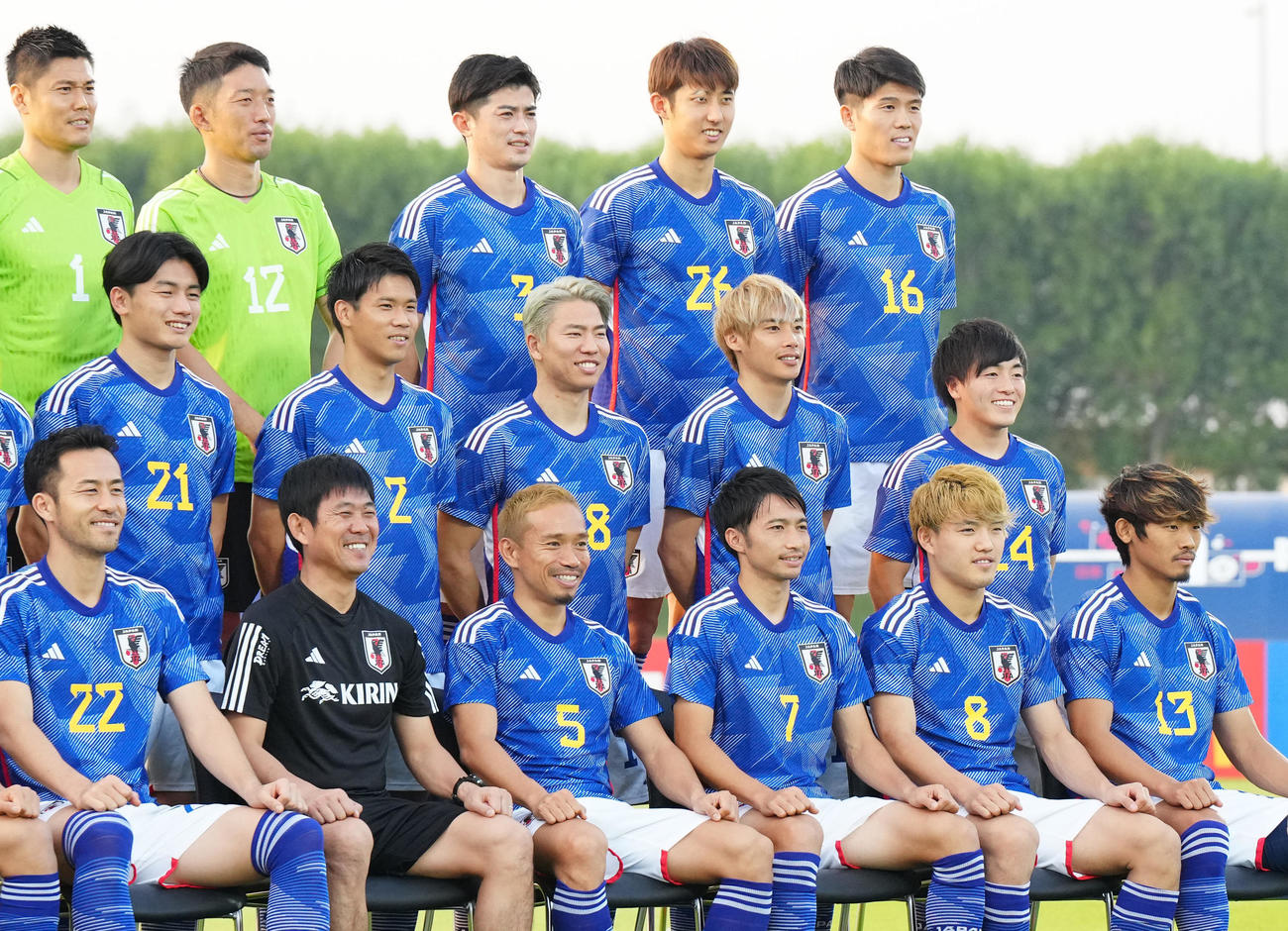 練習前、集合写真に納まる伊東（中列左から4人目）らサッカー日本代表の選手たち（撮影・江口和貴）